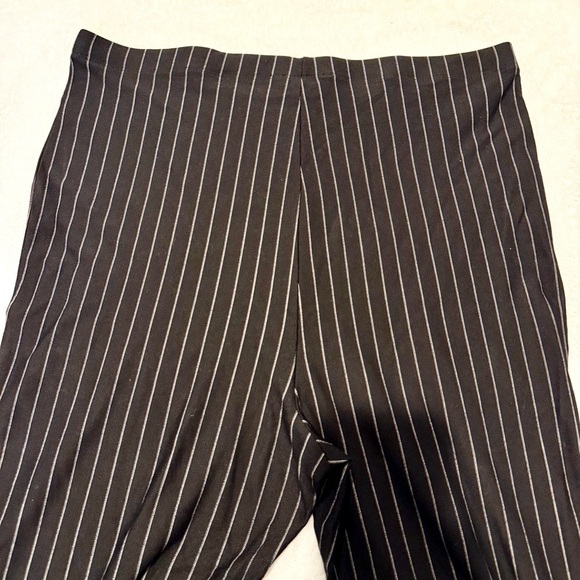 Forever 21 Black and White Pinstripe Leggings (NWOT) - Picture 4 of 5